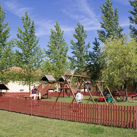 Nyíregyháza Hotel Bibic Es Tueskevar Etterem Es Horgaszto מראה חיצוני תמונה