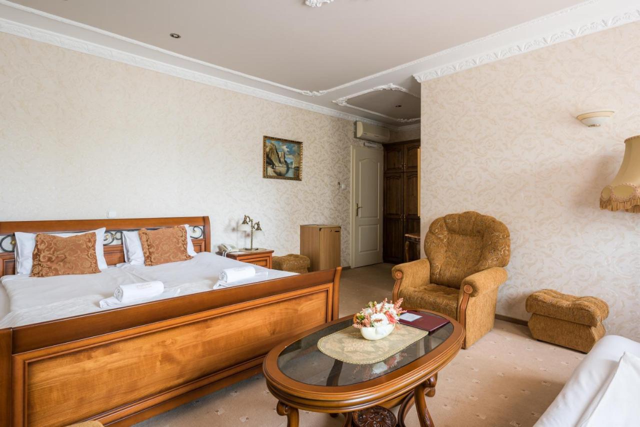 Nyíregyháza Hotel Bibic Es Tueskevar Etterem Es Horgaszto מראה חיצוני תמונה