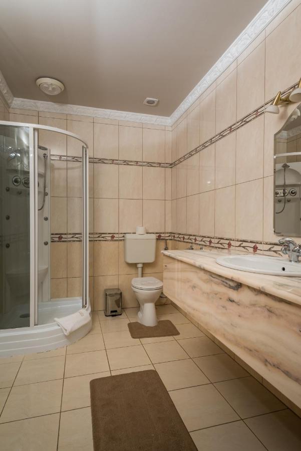 Nyíregyháza Hotel Bibic Es Tueskevar Etterem Es Horgaszto מראה חיצוני תמונה