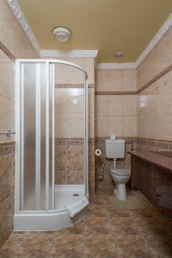 Nyíregyháza Hotel Bibic Es Tueskevar Etterem Es Horgaszto מראה חיצוני תמונה
