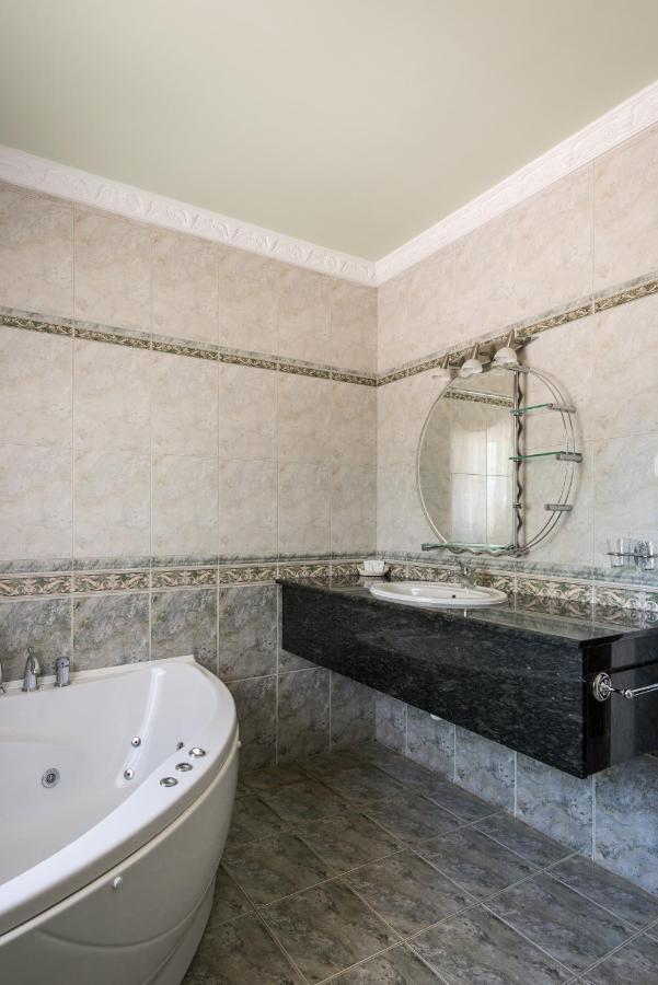 Nyíregyháza Hotel Bibic Es Tueskevar Etterem Es Horgaszto מראה חיצוני תמונה