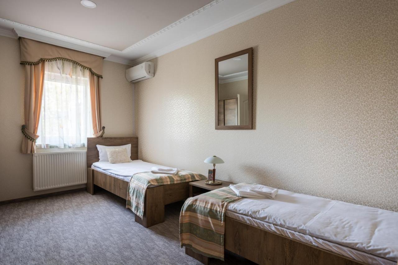 Nyíregyháza Hotel Bibic Es Tueskevar Etterem Es Horgaszto מראה חיצוני תמונה